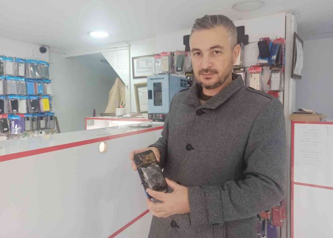 Cep Telefonu Bomba Gibi Patladı