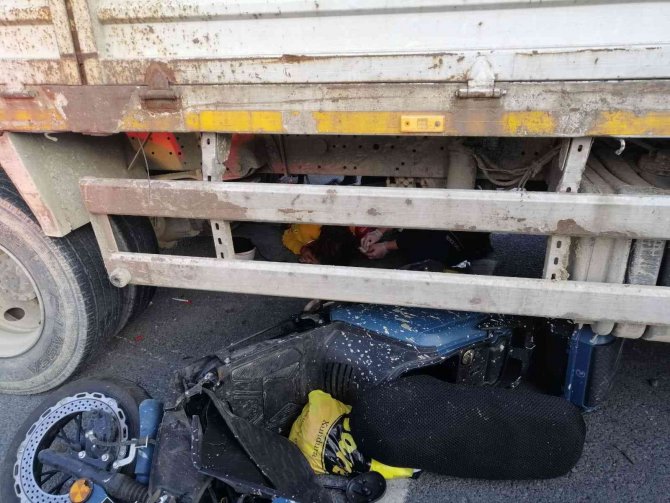 Kamyonun Altında Kalan Motosiklet Sürücüsü Yaralandı