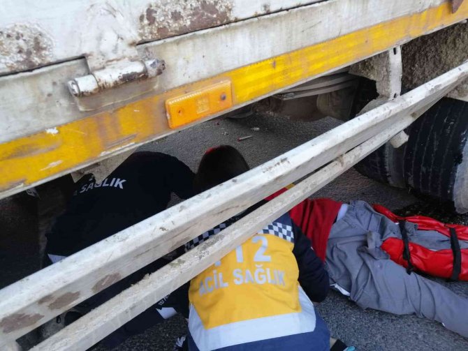 Kamyonun Altında Kalan Motosiklet Sürücüsü Yaralandı