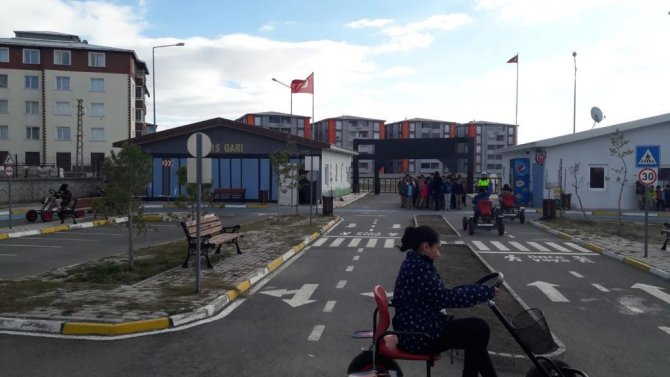 Kars’ta Öğrencilere Uygulamalı Trafik Eğitimi Verildi