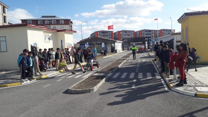 Kars’ta Öğrencilere Uygulamalı Trafik Eğitimi Verildi