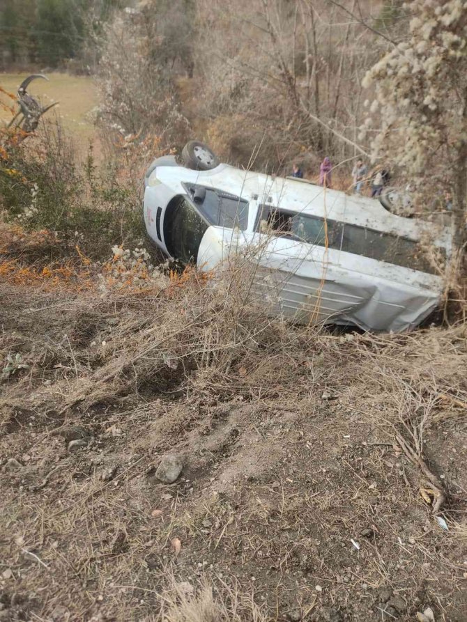 Öğrencileri Taşıyan Minibüs Şarampole Devrildi
