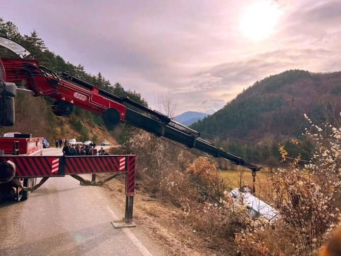 Öğrencileri Taşıyan Minibüs Şarampole Devrildi