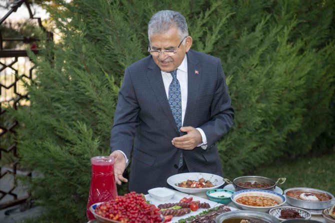 Doktor Başkan’dan Sağlık İçin Gilaburu Tavsiyesi