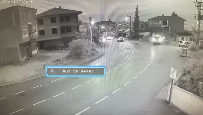 Minibüs Duvara Çarptı, Kiviler Yola Saçıldı: 1 Yaralı