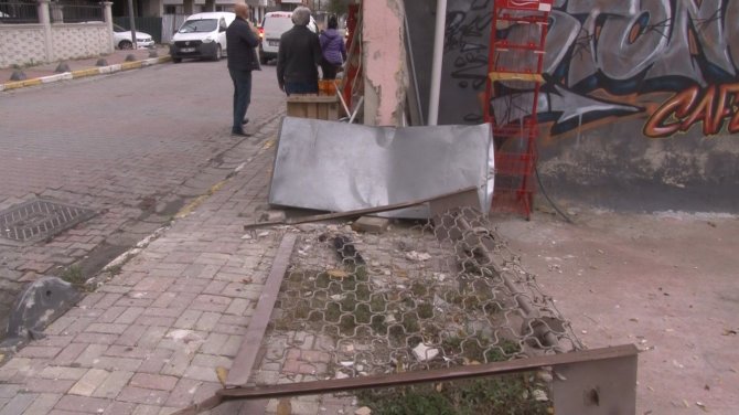 Küçükçekmece’de Kontrolden Araç Bakkala Çarptı