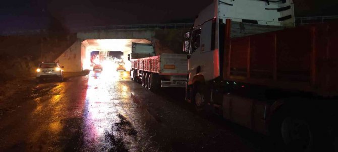 Damperi Açık Unutunca Köprüye Takılıp Kaldı