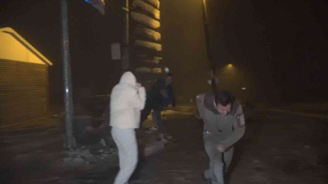 Kar Yağışını Duyan Vatandaşlar Uludağ’a Koştu