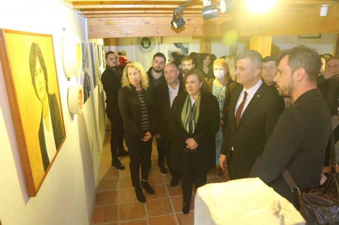 Akademisyenlerin Karma Sergisi Sanatseverlerin Beğenisine Sunuldu