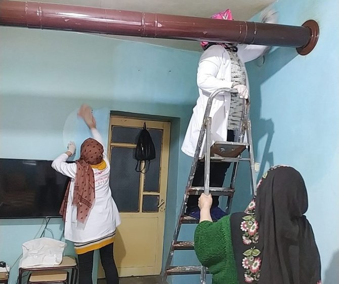 Evlerini Temizledikleri Yaşlılara Moral Verip Hayır Dualarını Alıyorlar