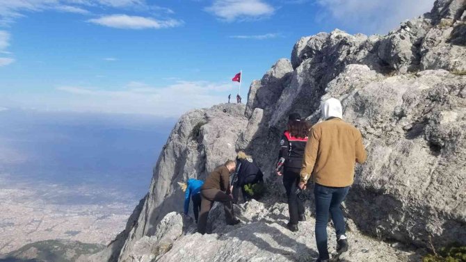 Spil Dağı’nın Zirvesinden Kadına Yönelik Şiddete Dikkat Çektiler
