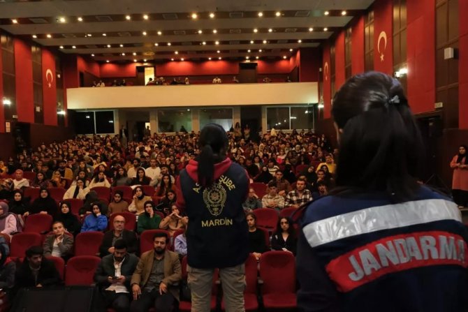 Jandarma Ve Polisten Üniversite Öğrencilerine ’Flört Şiddeti’ Eğitimi
