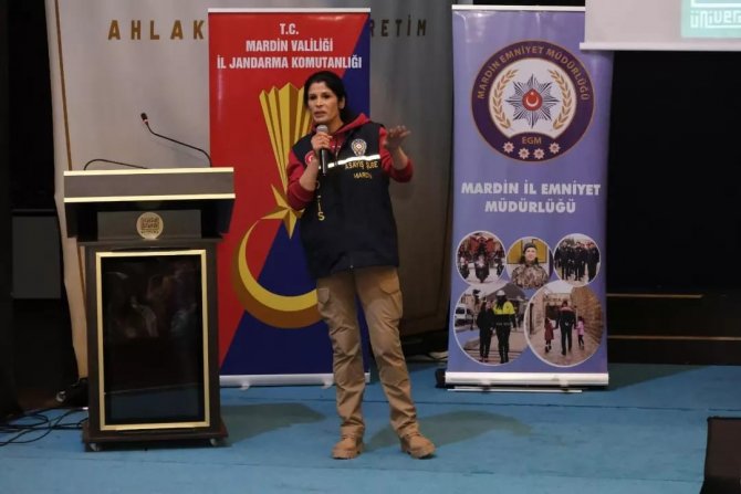 Jandarma Ve Polisten Üniversite Öğrencilerine ’Flört Şiddeti’ Eğitimi