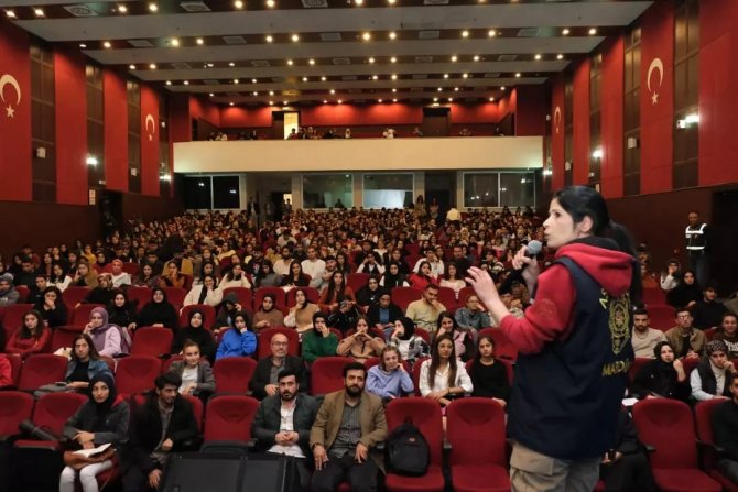 Jandarma Ve Polisten Üniversite Öğrencilerine ’Flört Şiddeti’ Eğitimi