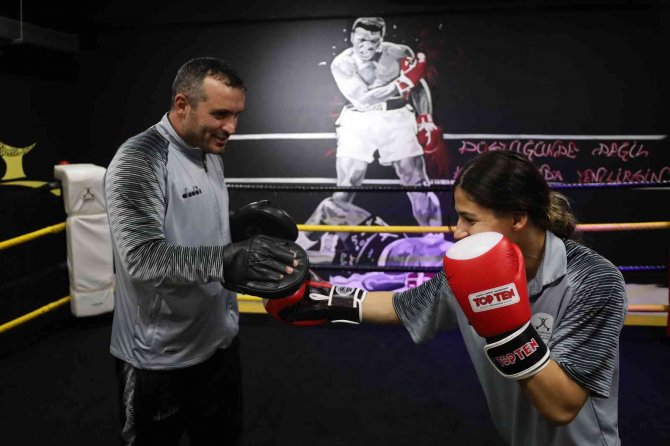 Sınıfta Öğretmen Ringde Boksör