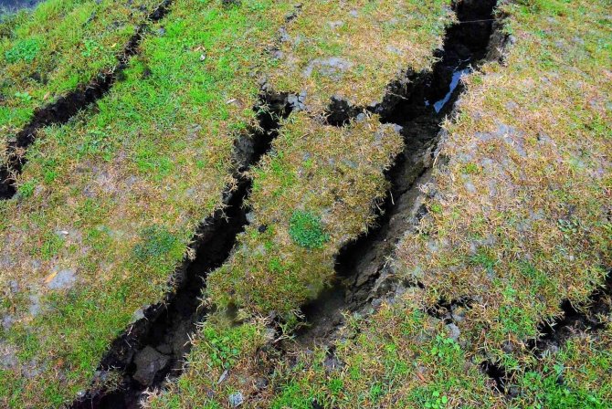Depremin Ardından Oluşan Yarıklar Böyle Görüntülendi