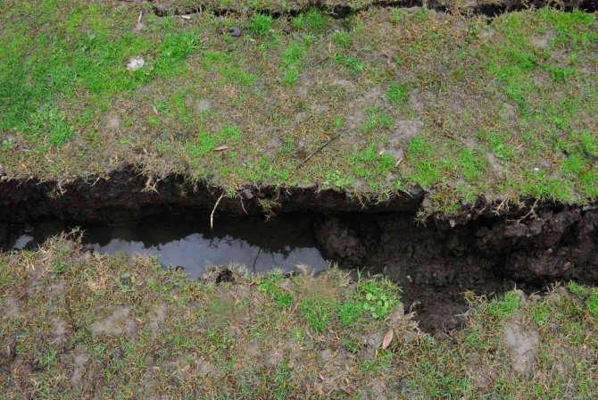 Depremin Ardından Oluşan Yarıklar Böyle Görüntülendi