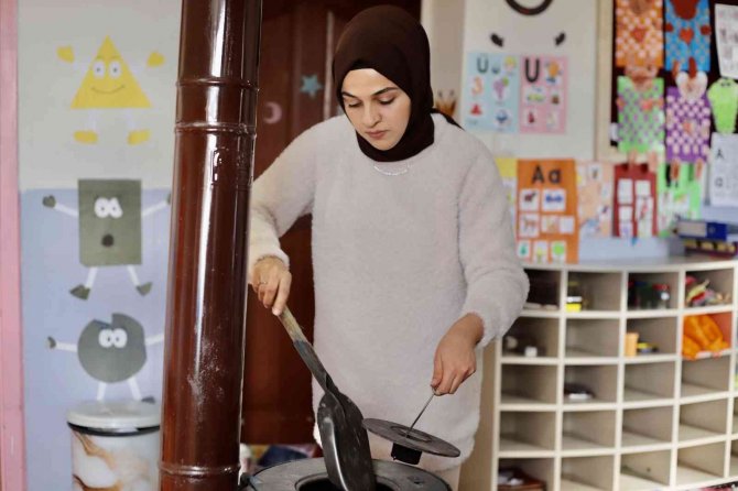 Öğrencilerine Anne Olan Tuğba Öğretmen, Çocukları Yarınlara Taşıyor