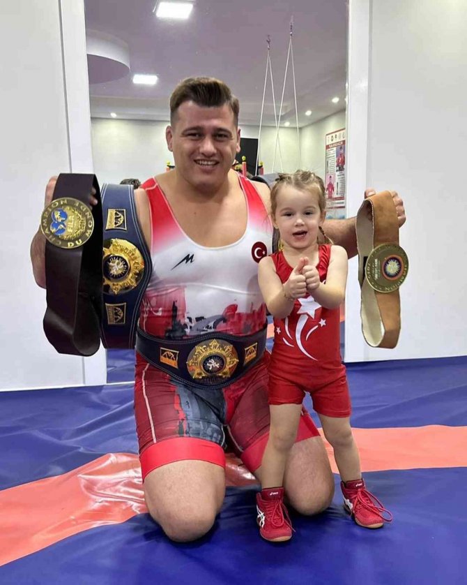 Dünyanın Yenemediği Rıza Kayaalp’i Minik Kızı Devirdi