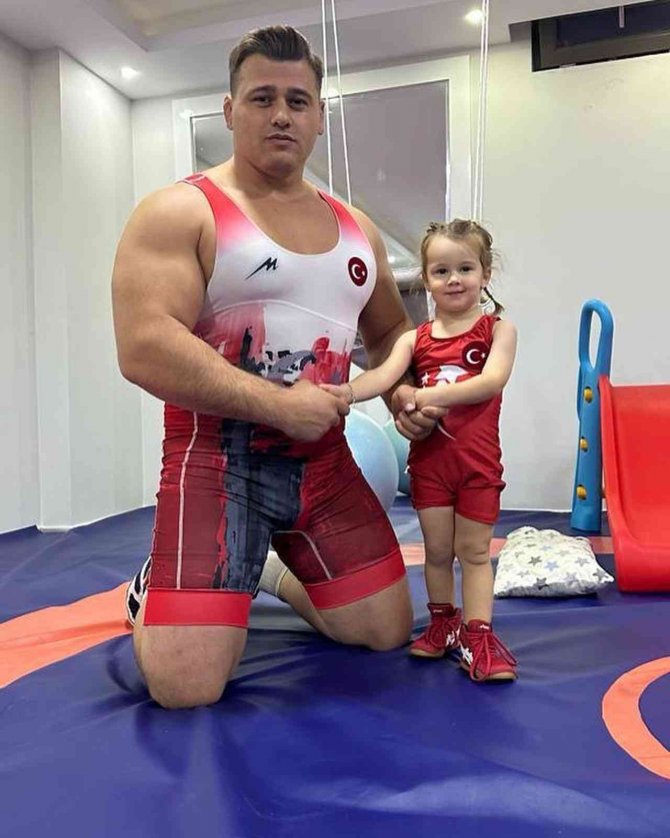 Dünyanın Yenemediği Rıza Kayaalp’i Minik Kızı Devirdi