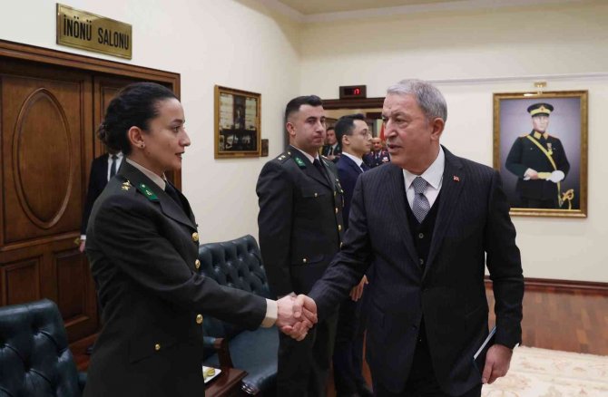 Bakan Akar, Msb’de Görevli Öğretmenlerle Bir Araya Geldi