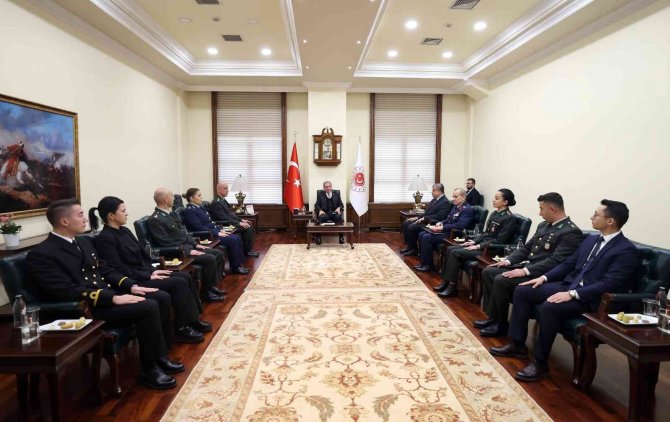 Bakan Akar, Msb’de Görevli Öğretmenlerle Bir Araya Geldi