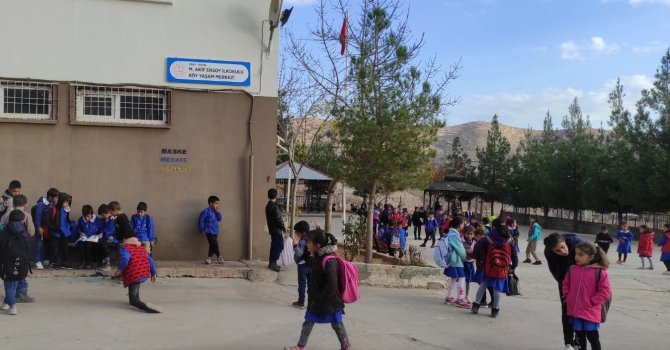 Siirtli Çocuklardan Öğretmenlerine Yöresel Peynirle Kutlama: Hem Gülümsetti, Hem Duygulandırdı