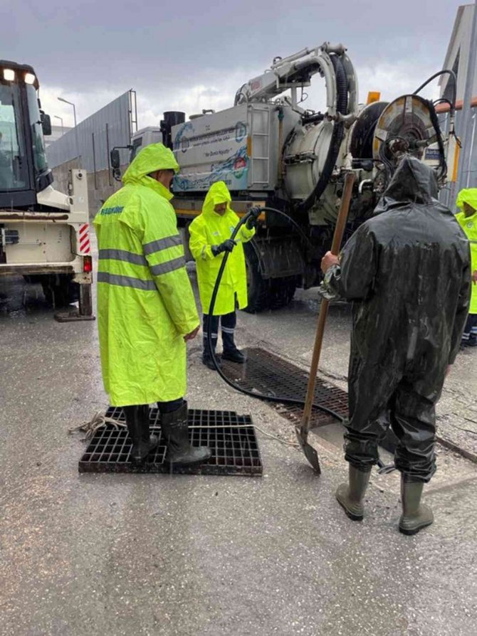 Sağanak Yağışta Büyükşehir Ekipleri Teyakkuzda