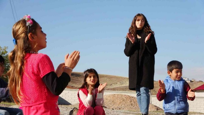 Bursa’dan Geldi, Muş’un Dağ Köyünde Öğrencileri İçin Soba Yakmayı Öğrendi