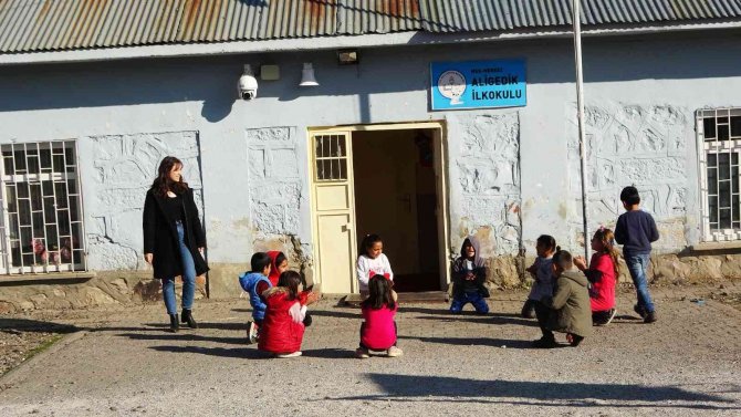 Bursa’dan Geldi, Muş’un Dağ Köyünde Öğrencileri İçin Soba Yakmayı Öğrendi
