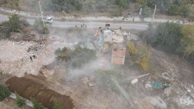 Nazilli’de Metruk Binalar Yıkılıyor