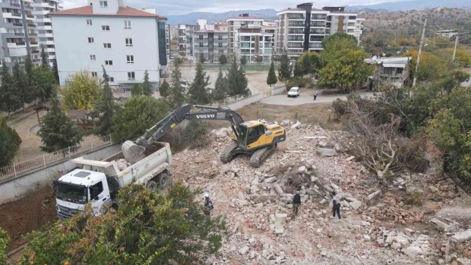 Nazilli’de Metruk Binalar Yıkılıyor