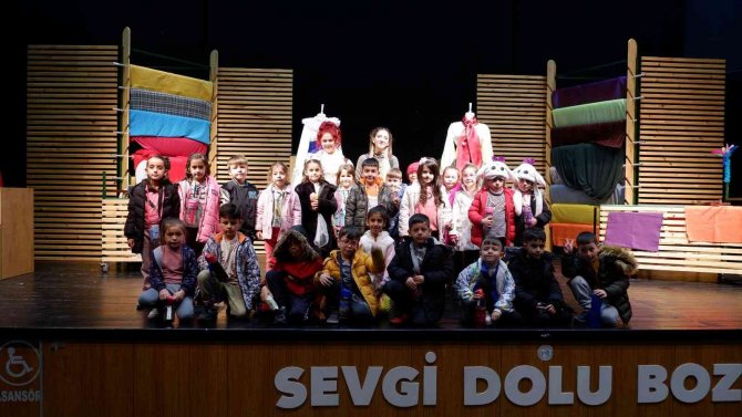 Bozüyük’te ’Kostüm Odası’ Adlı Çocuk Oyunu Sergilendi