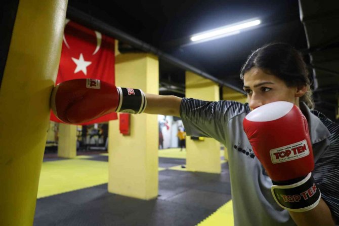 Sınıfta Öğretmen Ringde Boksör