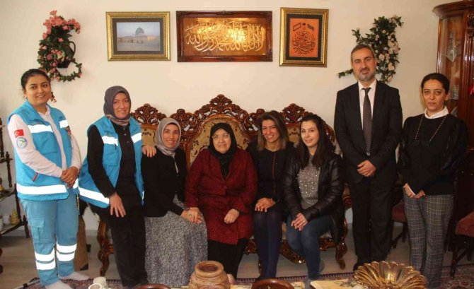 Evde Sağlık Hizmeti Alan Emekli Öğretmen Unutulmadı