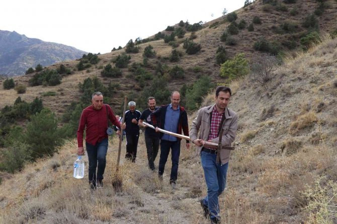 Şehit Öğretmenlere Vefa: İ̇simlerini Bayrak Direğine Yazıp Dağın Tepesine Diktiler