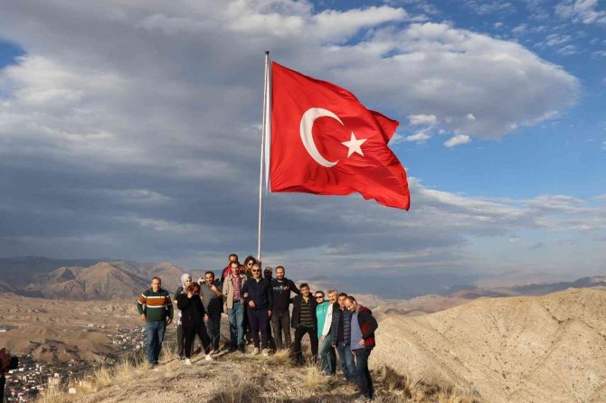 Şehit Öğretmenlere Vefa: İ̇simlerini Bayrak Direğine Yazıp Dağın Tepesine Diktiler