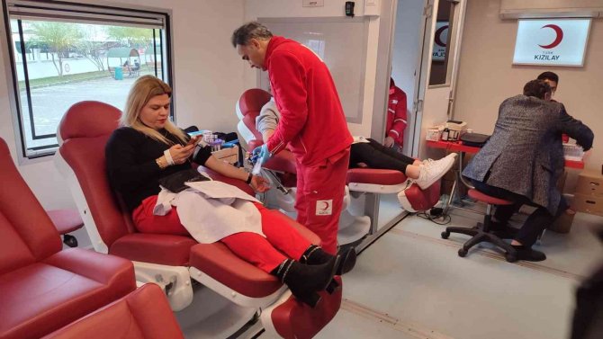 Öğretmenlerden 24 Kasım’da Kızılay’a Anlamlı Destek