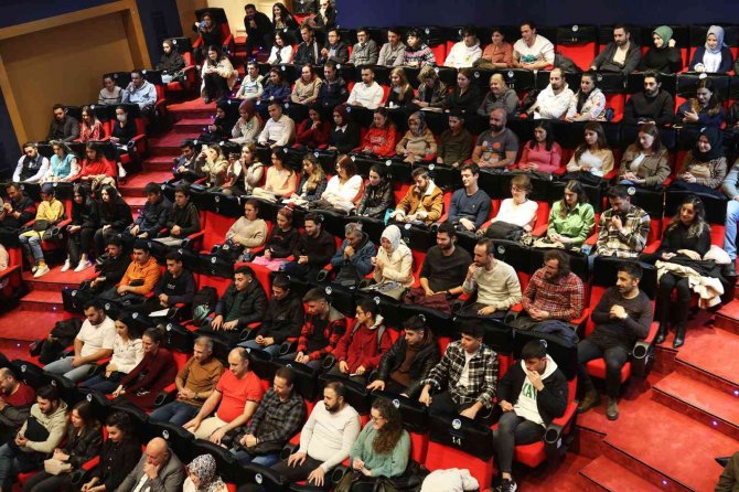 ‘Sırf Tiyatro’ Akm’de Kahkahaya Boğdu