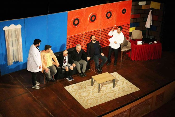 ‘Sırf Tiyatro’ Akm’de Kahkahaya Boğdu