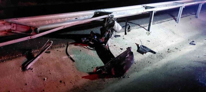 D-140’da Kontrolden Çıkan Otomobil Bariyerlere Çarptı: 1 Yaralı