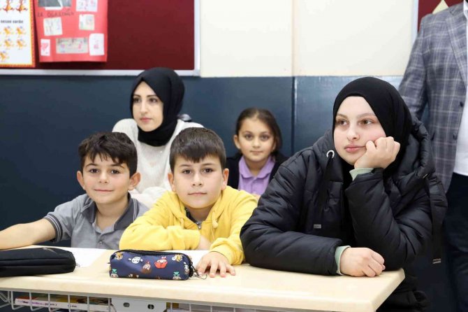 16 Yıl Sonra Mezun Öğrencilerini Karşısında Gördü, Gözyaşlarını Tutamadı