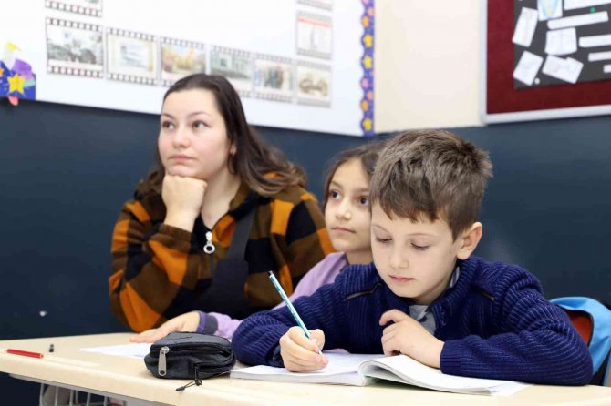 16 Yıl Sonra Mezun Öğrencilerini Karşısında Gördü, Gözyaşlarını Tutamadı