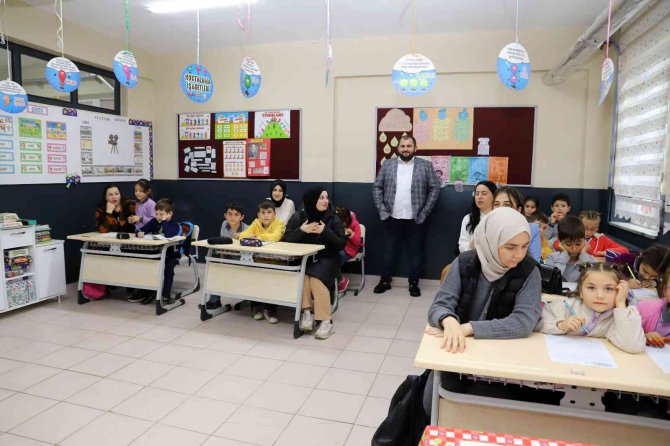 16 Yıl Sonra Mezun Öğrencilerini Karşısında Gördü, Gözyaşlarını Tutamadı