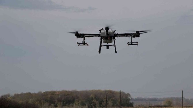 Tarlalar Dronla İlaçlanıyor