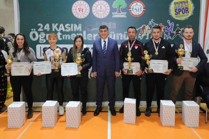 Şampiyon Öğretmenler Kupalarını Kaldırdı
