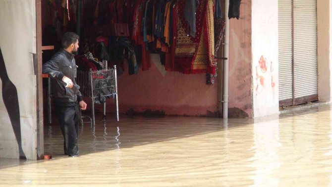 Mersin Silifke’de Yağışla Birlikte Ev Ve İş Yerlerini Su Bastı