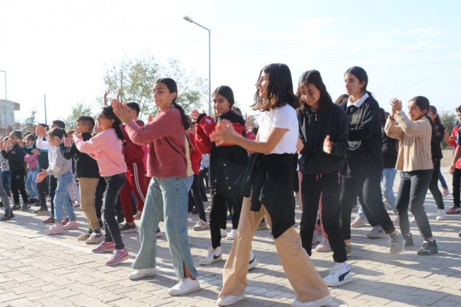 Silopili Öğrenciler Sabah Derslerine Müzik Eşliğinde Başlıyorlar