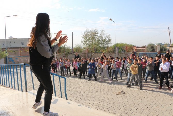 Silopili Öğrenciler Sabah Derslerine Müzik Eşliğinde Başlıyorlar