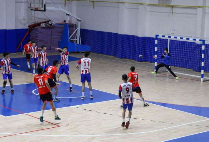 Okullar Hentbolda Yarışıyor